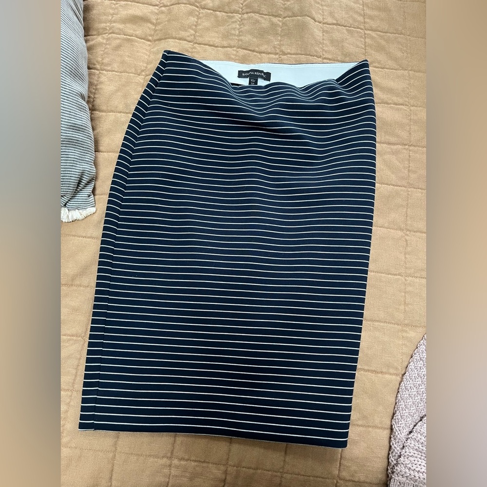 Banana republic. Navy and White Striped Pencil Skirt. Size XS. Never worn